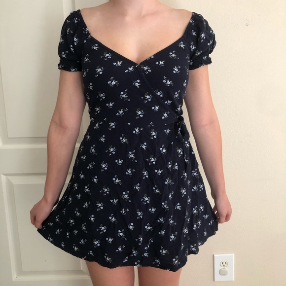 Hollister Dresses & Skirts - Hollister floral wrap around dress XS